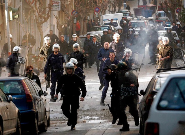 Spezialeinheiten treffen am 7. Dezembe...gehen die Auseinandersetzungen weiter.  | Foto: dpa