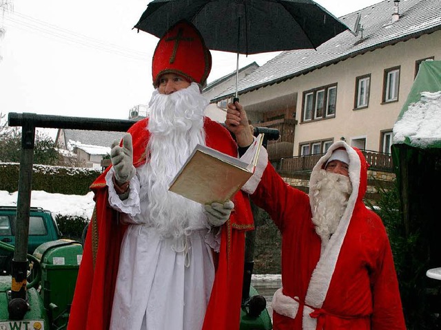 Gut beschirmt: Der Nikolaus erffnete den Weihnachtsmarkt.  | Foto: Luisa Denz