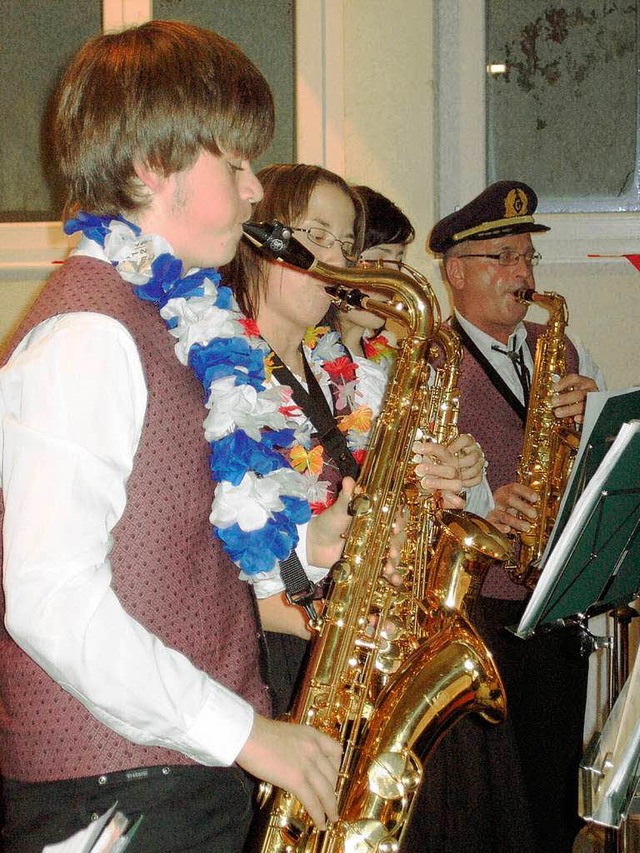 &#8222;Captain Cook&#8220; Ernst Waldv...(links) und seine singenden Saxophone.  | Foto: Cornelia Selz