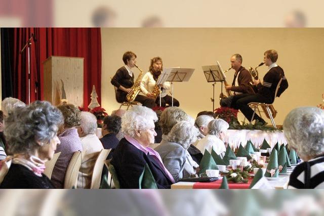 Nahezu 100 Senioren feierten gemeinsam Advent