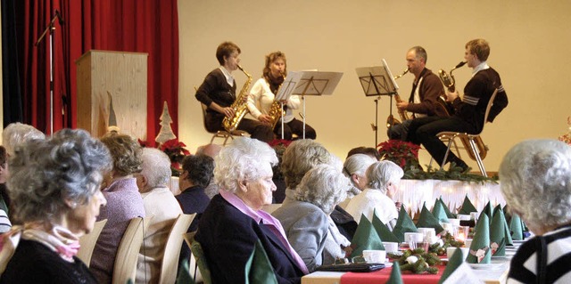 Fast 100 Senioren aus Sthlingen feier...emeinsam im Konradsaal den 2. Advent.   | Foto: noe