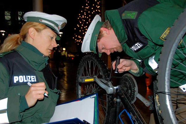 Mandy Hanel und Sven Kuhlmann berprfen, ob das Fahrrad gestohlen ist.  | Foto: Ralf H. Dorweiler