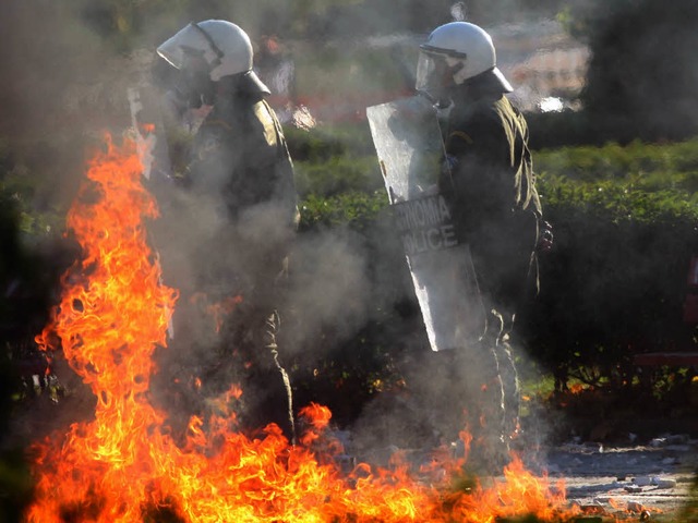 Auch in Thessaloniki liefern sich Polizisten und Demonstranten Gefechte.  | Foto: afp