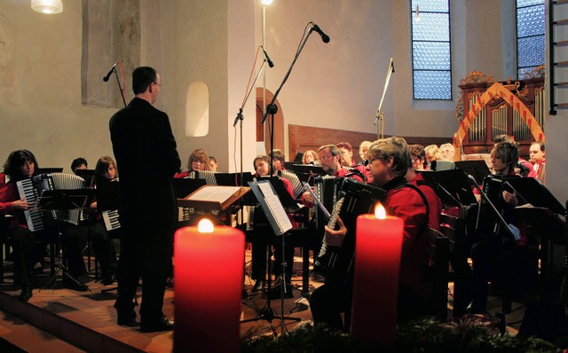 Dieter Lau und das Akkordeonorchester ...ahmen, den die Fischinger Kirche bot.   | Foto: Cremer