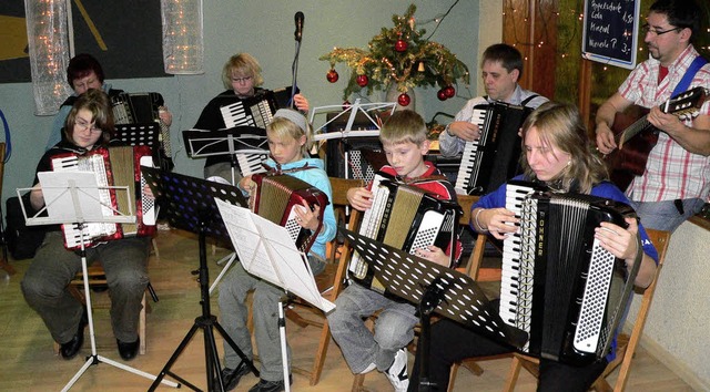 Im Harmonika-Heim musizierten die Jung...ters Maulburg beim Adventsnachmittag.   | Foto: Georg Diehl