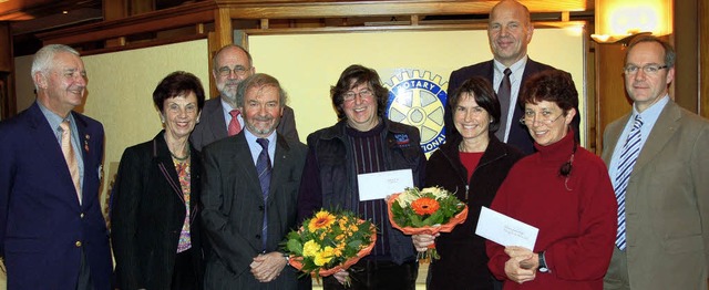 Der Rotary Club mit Gouverneur Pierre ... von Handi Cheval Alsace einen Scheck.  | Foto: Sarah-Lena Stein