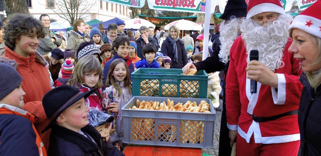 Der Nikolaus war auf dem Schönauer Wei...arkt umringt von strahlenden Kindern. | Foto: Karin Maier Der Nikolaus war auf dem Schönauer Wei...arkt umringt von strahlenden Kindern. | Foto: Karin Maier