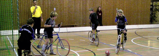 Guten Radballsport zeigten die Teilneh...er B in der flinger Schulsporthalle.  | Foto: hansjrg bader