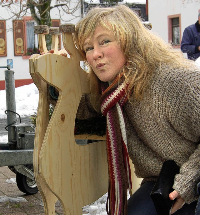 Kuscheln mit dem Rentier &#8211; auch wenn das aus hartem Holz ist.  | Foto: Hans-Dieter Folles