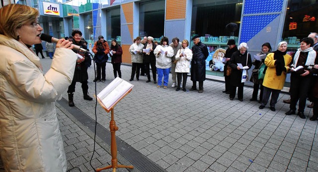 Lrrach singt beim  Weihnachtsmarkt: Offenes Singen mit  Monika Lippmann   | Foto: Barbara Ruda