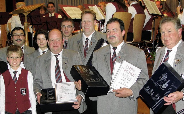 Geehrt von den Dachverbnden und vom V...itglieder des Musikvereins Ringsheim.   | Foto: stefan merkle