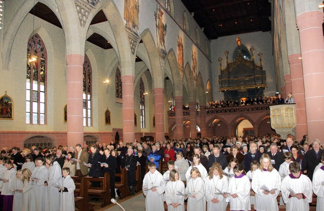 Voll besetzt war das Neustdter Mnste... Wiedereinzug in ihre Kirche feierte.   | Foto: Peter stellmach