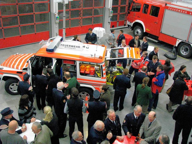 Der neue Vorausrstwagen der Feuerwehr Kirchzarten wurde  eingehend bestaunt .   | Foto: Monika Rombach