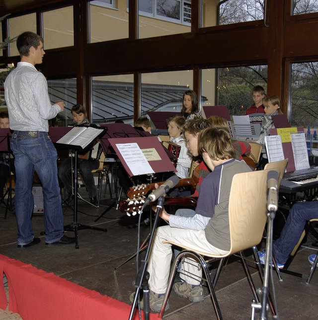 Premiere hatte beim Adventskonzert des...tung ihres Dirigenten Johannes Farkas   | Foto: Peter