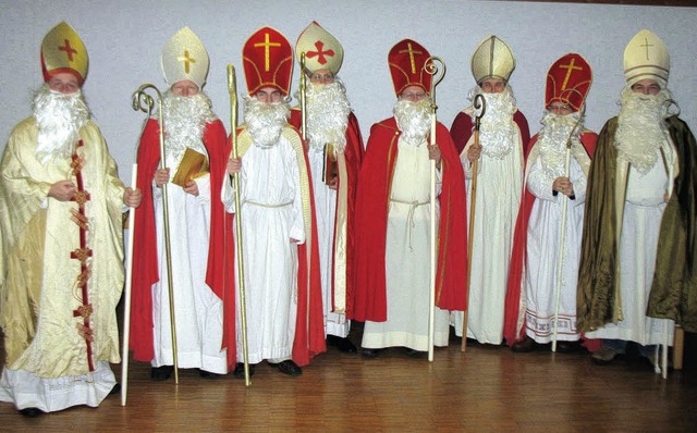 Die Nikoluse der katholsichen Gemeind...lt des Bischofs von Myra aufmerksam.    | Foto: Privat
