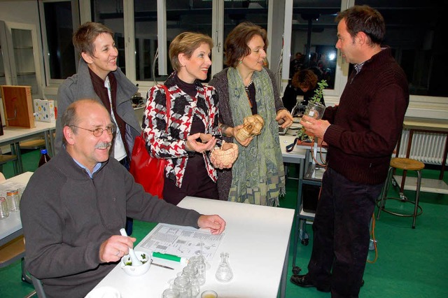 Direktor Bernnat, Architektin Buchauer...hsleiter Schneucker im neuen Bio-Saal.  | Foto: Willi Adam