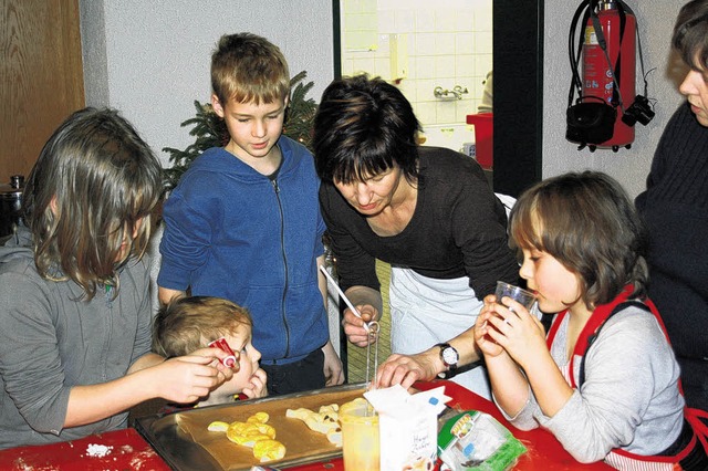 Kinder konnten sich einen eigenen Weckmann backen.   | Foto: Dinort