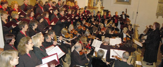 80 Mitwirkenden lieen es in der Stadtkirche weihnachtlich werden.   | Foto: BZ