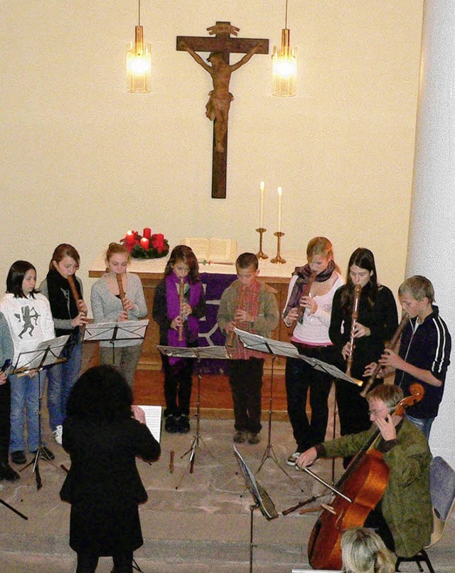 Die Fltengruppe der Musikschule Mittl...in der evangelischen Kirche zu Hausen.  | Foto: Georg Diehl