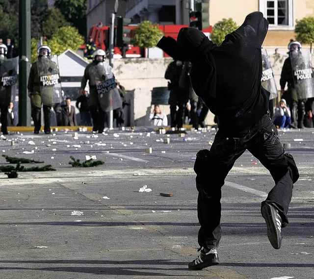 Noch whrend der von einem Polizisten ... Griechenland neue Straenschlachten.   | Foto: AFP