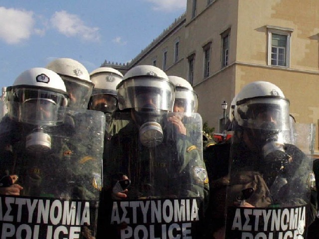 Die Polizei hat die Lage in Griechenland langsam im Griff.  | Foto: dpa