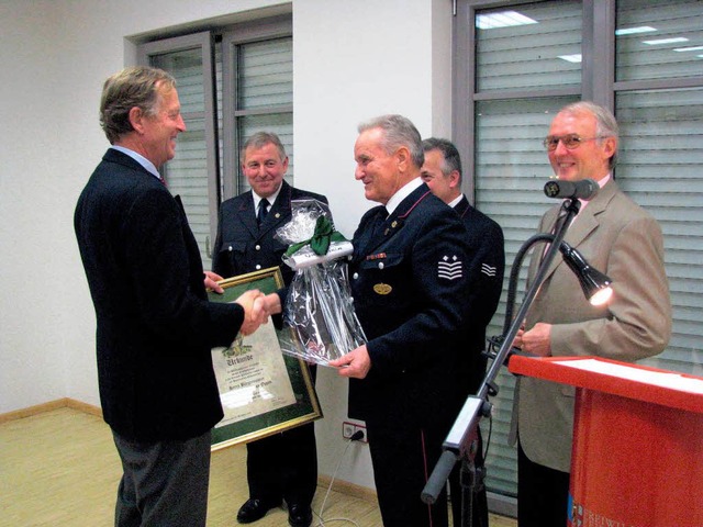 Brgermeister Georg-Wilhelm von Oppen ...m Erhenmitglied der Feuerwehr ernannt.  | Foto: monika rombach