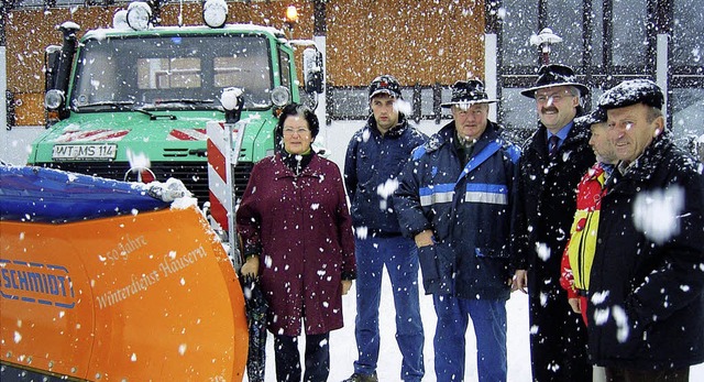 Einen neuen Schneepflug bekam die Firm...Alfred Villinger und Bernhard Moers.    | Foto: Siegfried Krex