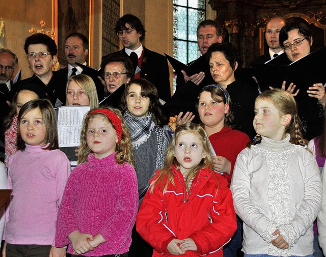 Kinder&#8211; und Kirchenchor St. Ulri...insam auf und erfreuten das Publikum.   | Foto: Silvia Faller