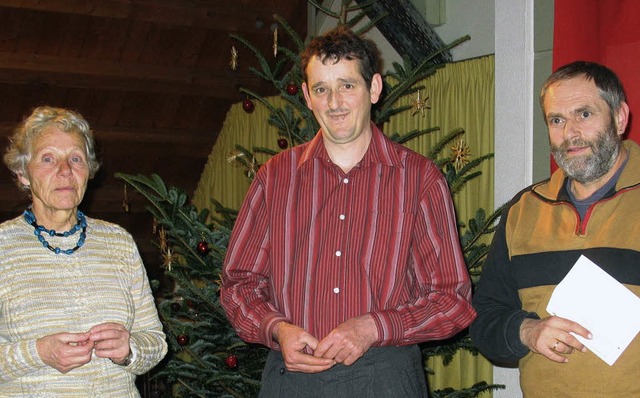 Die begehrten Wandernadeln konnte Matt...nd Reinhard Rieger (Gold) berreichen.  | Foto: Manfred-G. Haderer