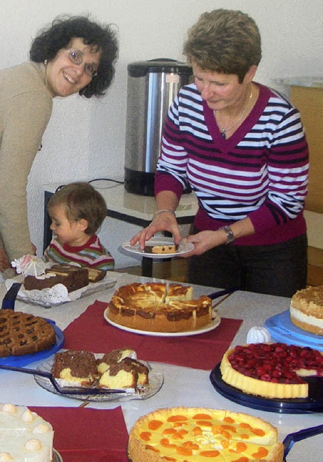 berall Leckereien: Ein groes Kuchenbfett hatten die Landfrauen gerichtet.   | Foto: Aschendorf