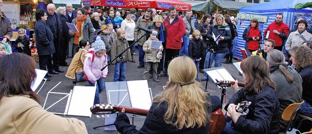 Fr Unterhaltung auf dem Weihnachtsmar...itarrist John Amann  und Musikschler.  | Foto: Roland Vitt