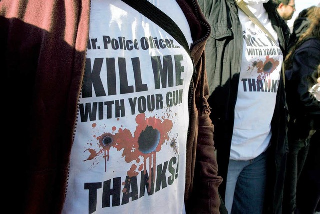&#8222;Mr Police Officer kill me with ...ten tragen derzeit T-Shirts wie diese.  | Foto: dpa