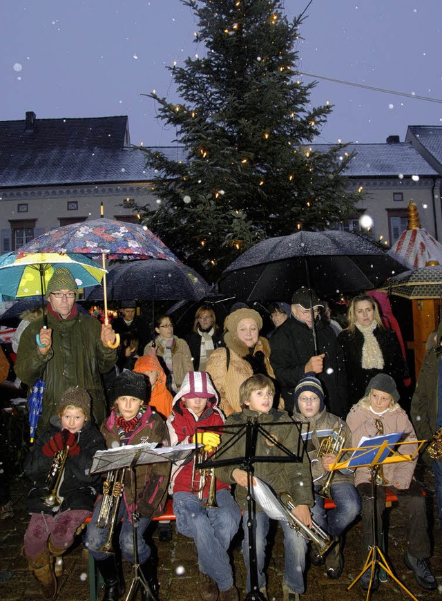 Mit klammen Fingern sorgten die Kinder...schule fr den musikalischen Auftakt.   | Foto: volker mnch