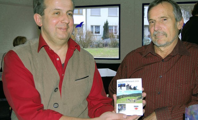 Herbert Bchle und Dieter Fester mit d...re des Schwarzwaldvereins Rheinfelden   | Foto: Valentin Ade