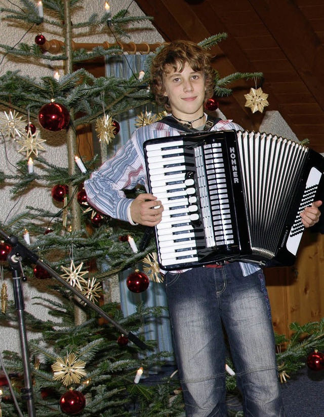 Der junge Wembacher Akkordeonist Flori...htsliedern den Nikolaus herbeizulocken  | Foto: Karin Stckl-Steinebrunner