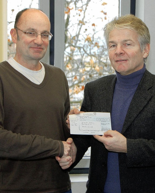 Martin Gro (rechts) berreicht den Scheck des Lions Clubs Lrrach.  | Foto: Nikolaus Trenz
