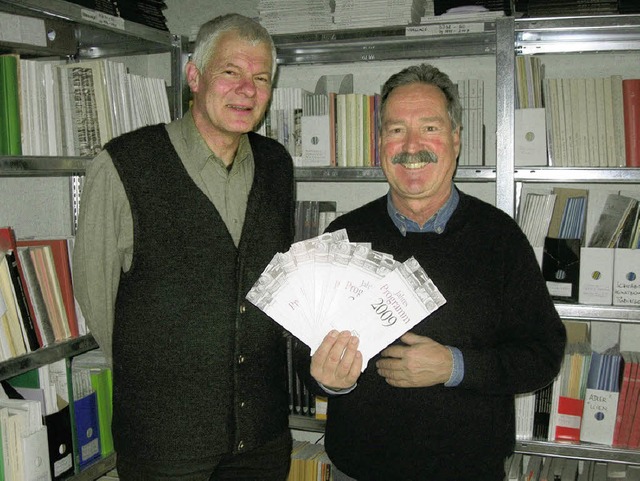 Gerrit Mller (links) und Hans Keussen...ieren das neue Baarverein- Programm.    | Foto: Lbeck