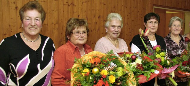 Die Vorsitzende Betty Kind ehrte  (von...rer, die  seit  25 Jahren dabei sind.   | Foto: herbert trogus