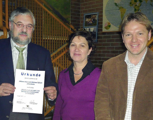 Sportliche Schule: Rektor Claus Flaith...rkunde, berreicht  von Anita Rsner.   | Foto: Dieter Fink