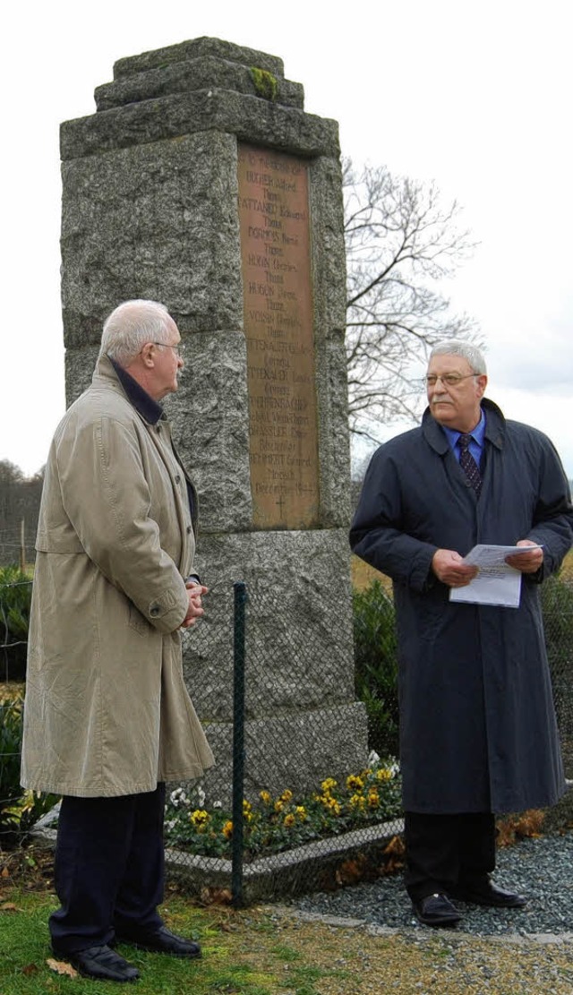 Ulrich Hartmann und sein Kollege Pierre Mller am Denkmal auf dem Thalebuckel.   | Foto: Tebbel