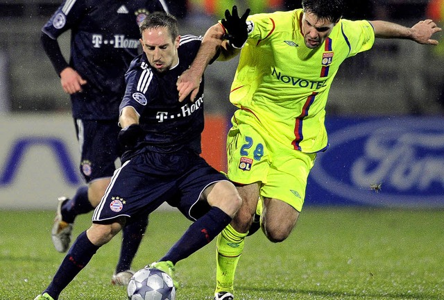 Franck Ribery (links) war gestern Aben...en  Jeremy Toulalan nicht zu stoppen.   | Foto: dpa