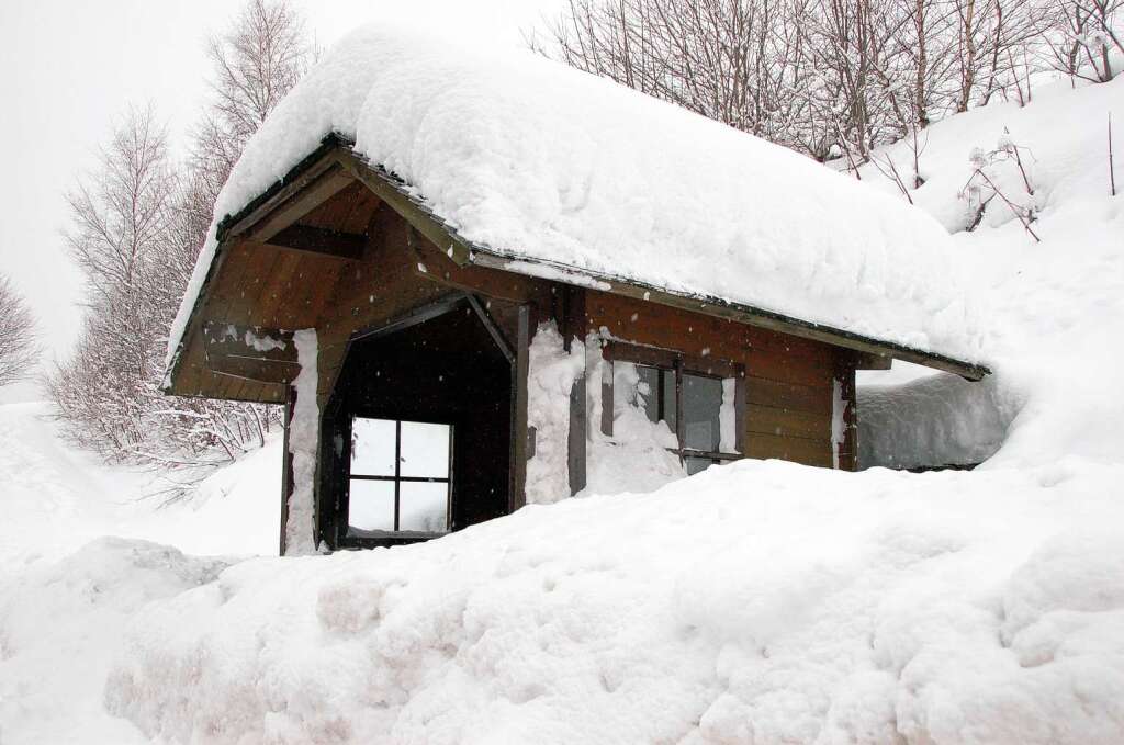 Noch bietet das Buswartehuschen in Todtnauberg Schutz vor dem Schnee, bald wird es aber ganz eingeschneit sein
