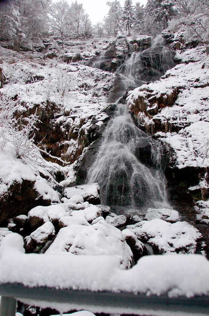 Der Todtnauer Wasserfall ist zwar noch nicht eingefroren, aber immerhin schon eingeschneit