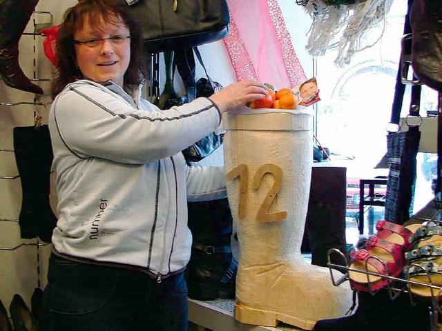 <Bildtext>Halbzeit: Zwlf Schaufenster...alen Holzstiefel beteiligt.</Bildtext>  | Foto: Christa Maier