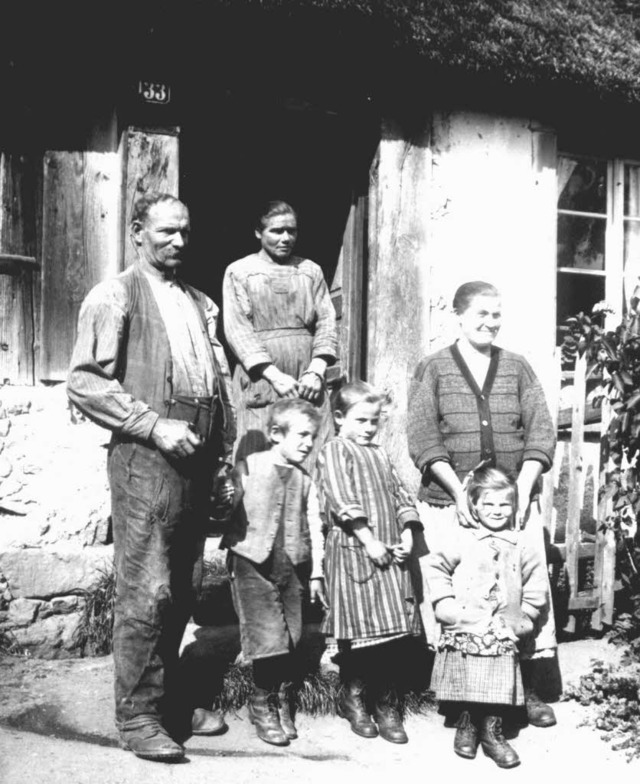 Eine verarmte Weberfamilie in Bergalingen. Das Foto entstand um das Jahr  1930.   | Foto: Stadtarchiv Bad Sckingen