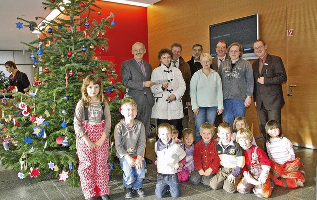 Kinder vom Kindergarten St. Blasien sc...rgrten im Gebiet der Sparkasse Geld.   | Foto: Horst A. Bss