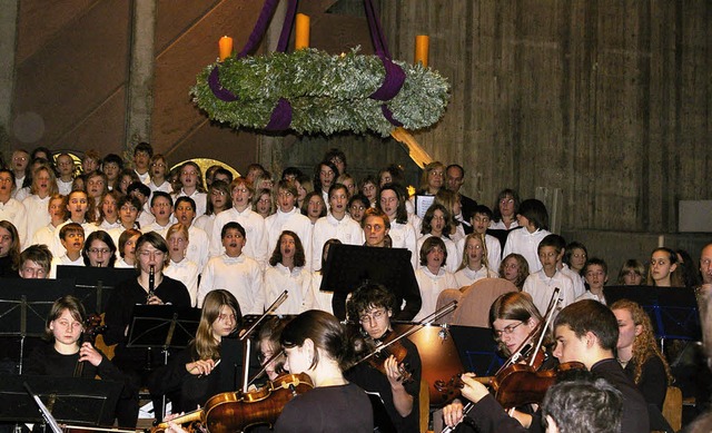 Die Synergie aus Schulorchester, Chor ...2;Hark! The Herald Angels Sing.&#8220;  | Foto: priv