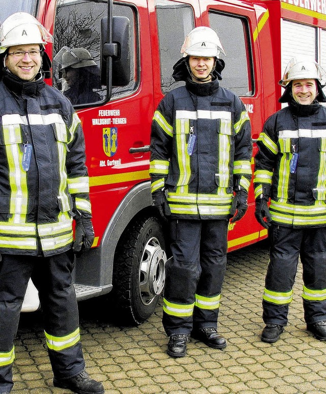 Matthias Hauser (von links), Marek Pil...tweil zeigen die neue Schutzkleidung.   | Foto: Feuerwehr