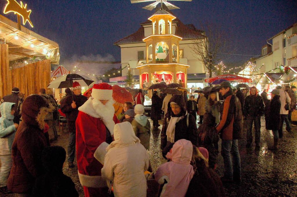 Lichterglanz, Glhwein, Coca-Cola – und das alles mit Schneeflckchen zur Erffnung des Weihnachtsmarktes in Bad Krozingen