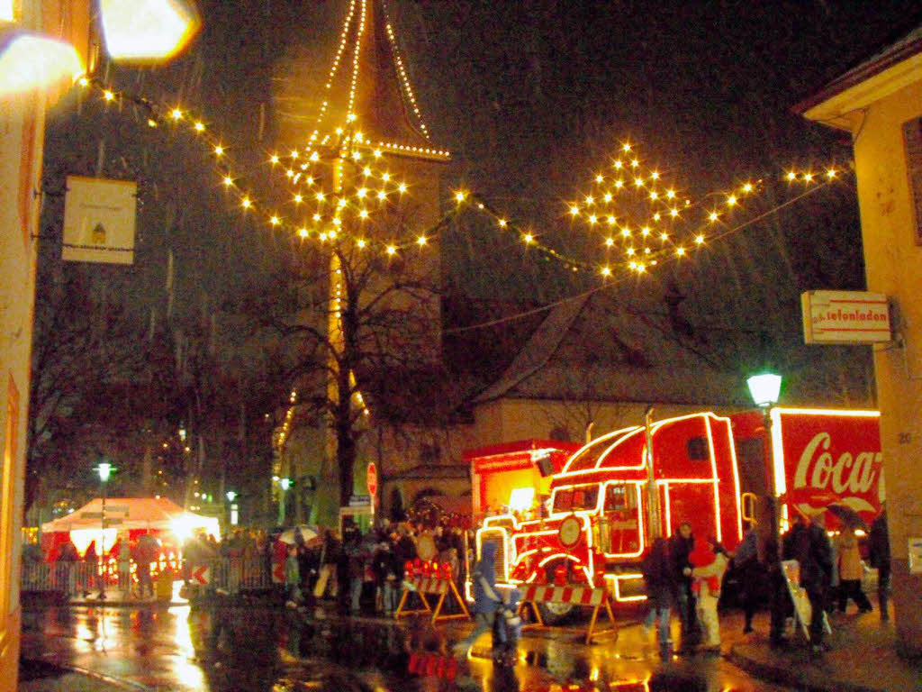 Lichterglanz, Glhwein, Coca-Cola – und das alles mit Schneeflckchen zur Erffnung des Weihnachtsmarktes in Bad Krozingen